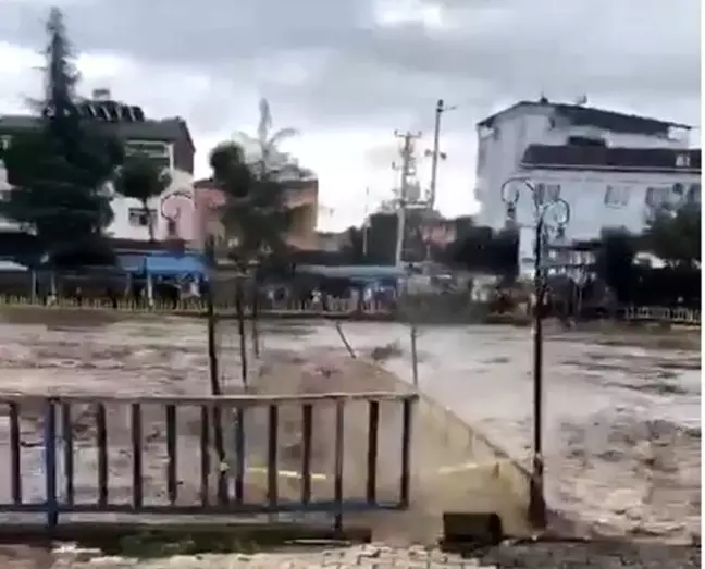 Terme'deki köprü sel sularına dayanamadı