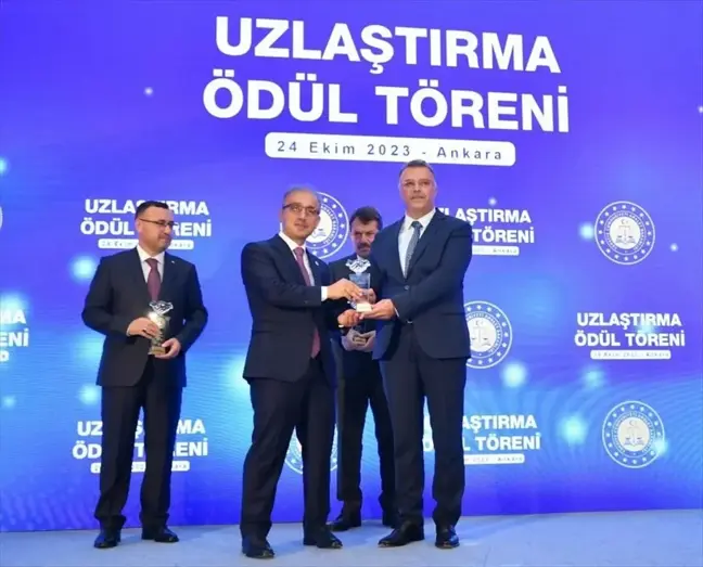 Mersin Cumhuriyet Başsavcısı Tolgahan Öztoprak'a ödül verildi