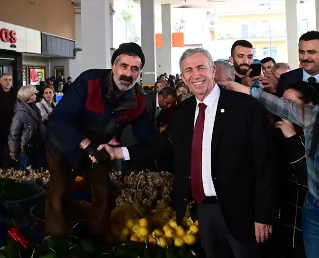 Mansur Yavaş, Esat Pazar Yeri'nde esnaf ve vatandaşlarla buluştu