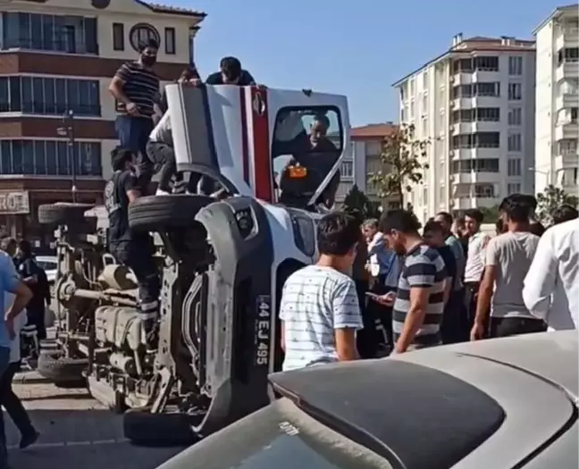 Son dakika haberi: MALATYA'DA AMBULANS İLE OTOMOBİL ÇARPIŞTI 6 YARALI