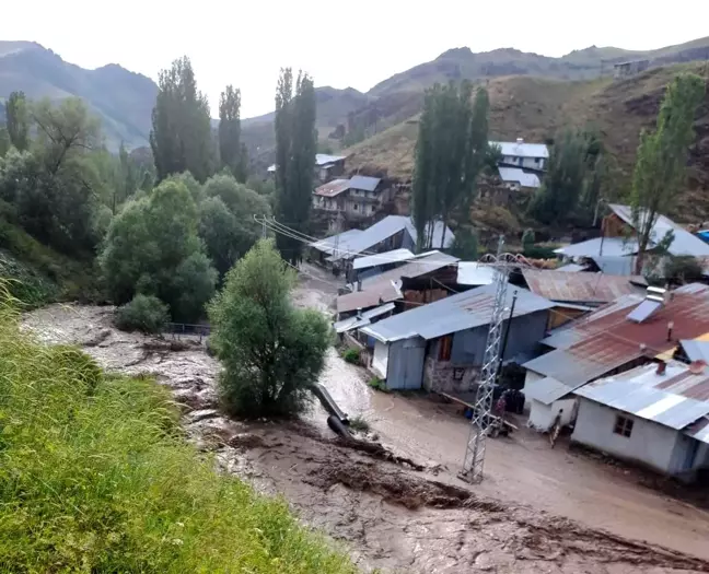 Erzurum'un Oltu ilçesinde sağanak yağış derelerin taşmasına neden oldu