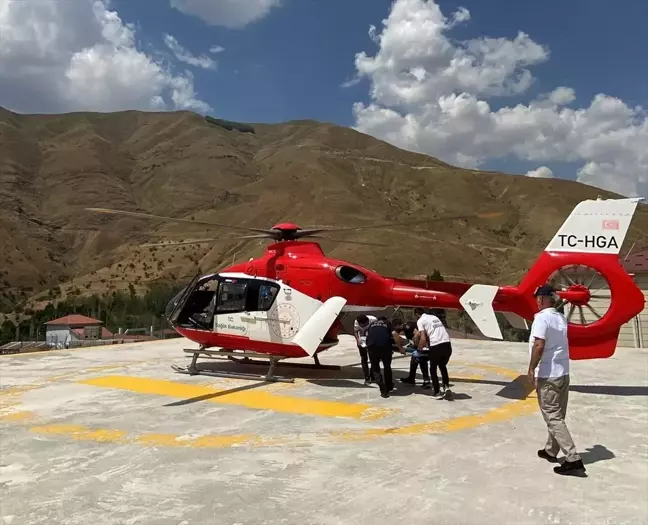 Van'da yüksekten düşen çocuk ambulans helikopterle hastaneye nakledildi