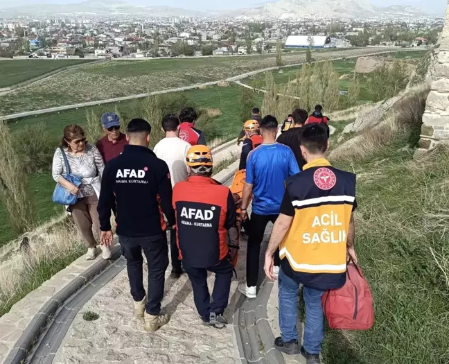 Van Kalesi'nde Düşen 68 Yaşındaki Kadın Kurtarıldı