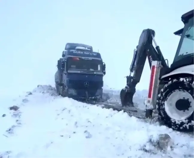 Tekirdağ'da Yoğun Kar Yağışı Nedeniyle Mahsur Kalan Araçlar Kurtarıldı