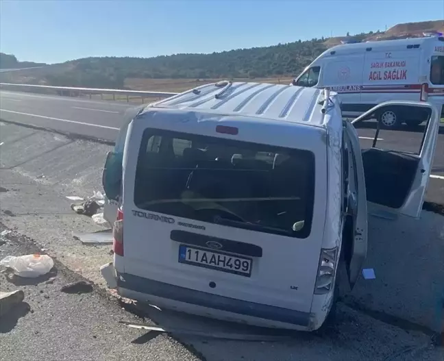 Bilecik'te Trafik Kazası: 3 Kişi Yaralandı