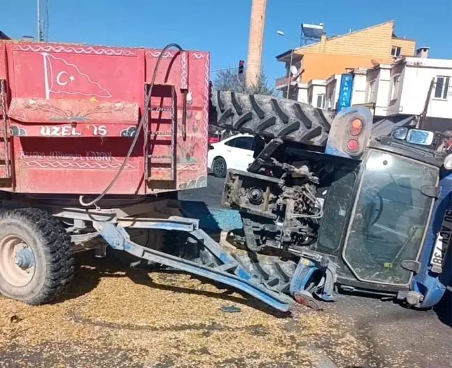 Nevşehir'de Traktör Minibüslere Çarptı, Sürücü Yaralandı