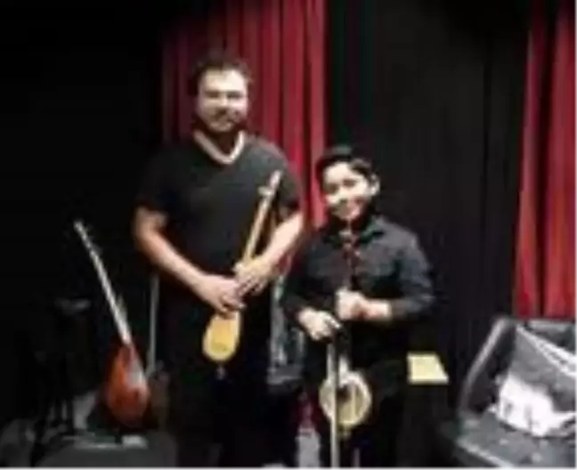 Türkülerin neferi Emre öğretmen