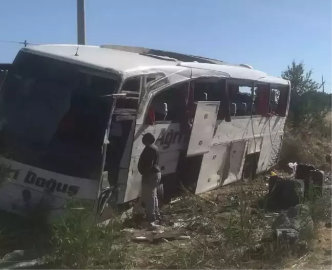 Uşak'ta yolcu otobüsü devrildi: 33 yaralı (2)- Yeniden