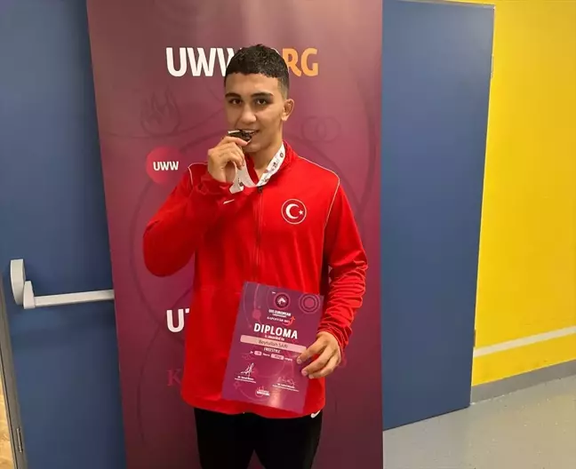 Milli güreşçi Beytullah Sarı 15 Yaş Altı Avrupa Şampiyonası'nda bronz madalya kazandı