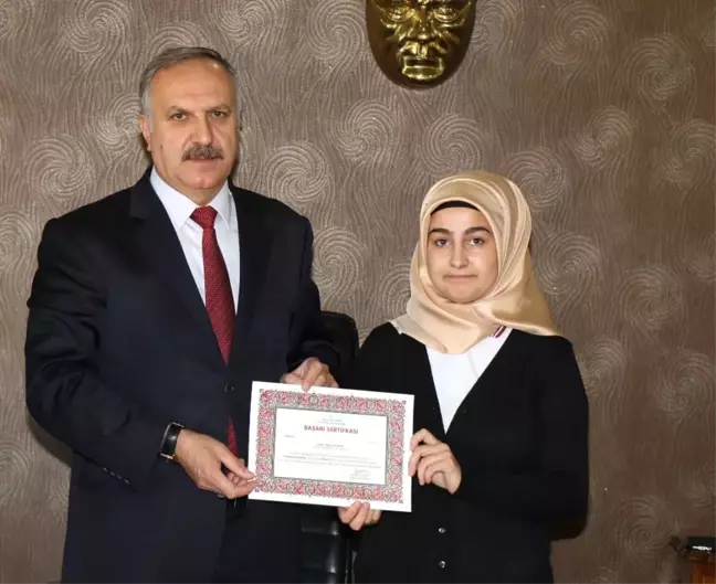 Kitap Okuma Etkinliği'nde Dereceye Giren Öğrenciler Ödüllendirildi