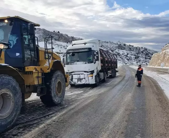 Besni'de Kar Yağışı Nedeniyle Araçlar İş Makineleriyle Çekildi