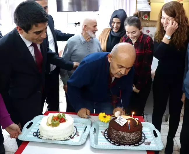 Burdur'da huzurevi sakini için öğrenci ve öğretmenlerden sürpriz doğum günü