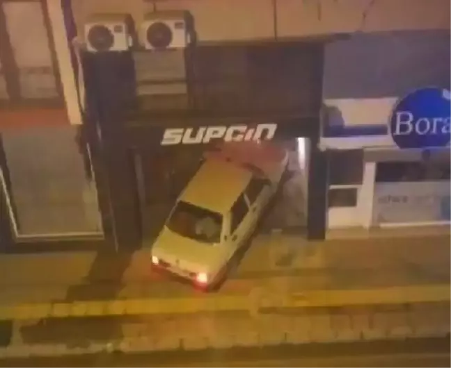 Otomobil İş Yerine Daldı, Sürücü Kaçtı