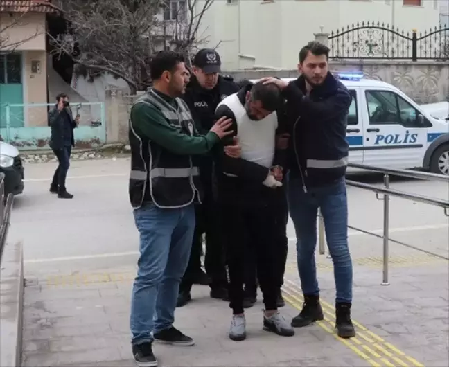Burdur'da eski karısını öldüren zanlı ve yardım edenler adliyeye sevk edildi