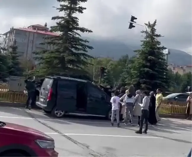 Erzurum'da trafikte yol verme tartışması kavgaya dönüştü