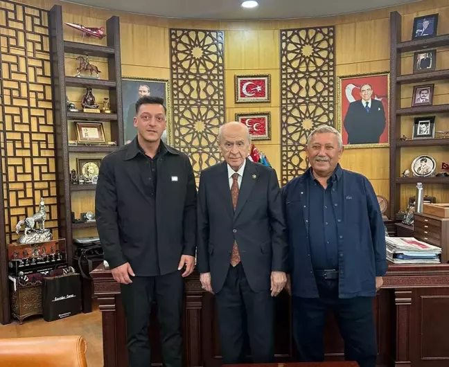 Devlet Bahçeli, Mesut Özil'i makamında kabul etti