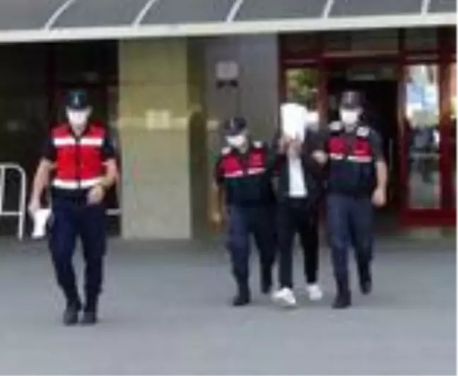 Jandarmanın yakaladığı uyuşturucu şüphelisi gazetecileri görünce yüzünü kapattı