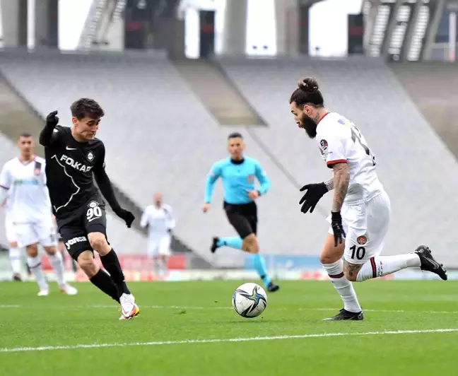 Spor Toto Süper Lig: Fatih Karagümrük: 0 Altay: 0 (İlk yarı)