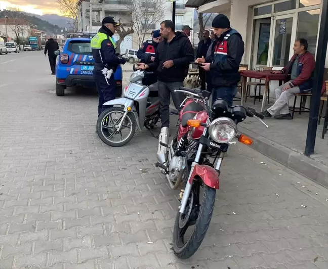 Manisa'da Jandarma Trafik Denetimi: 103 Araçta Eksiklik Tespit Edildi