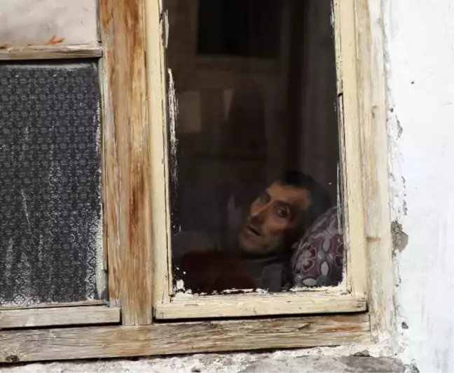 Kaldırımda otururken otomobil ile duvar arasına sıkıştı; o anlar kamerada(2)