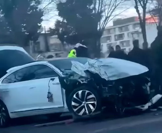 Şanlıurfa'da Kırmızı Işıkta Bekleyen Araca Tır Çarptı: 2 Yaralı