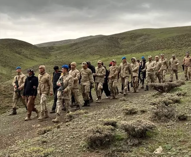 Erzurum'da 11 Düzensiz Göçmen Yakalandı, 1 Kaçakçı Tutuklandı