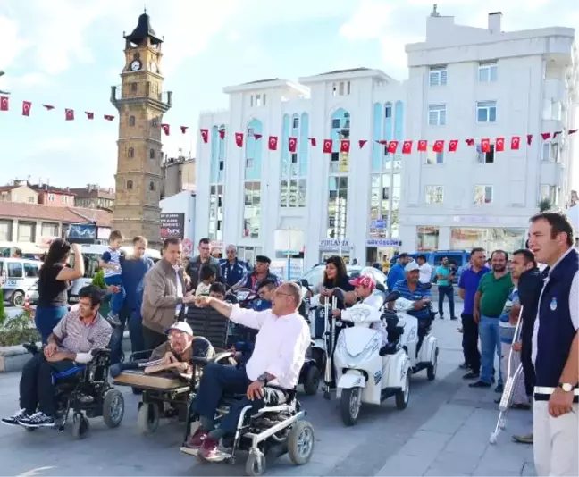 Engellilerin Tekerlekli Sandalye Yarışı Heyecanı
