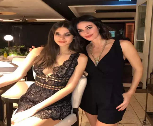 Defne Samyeli Kızı Deren'in 22. Yaşını Kutladı
