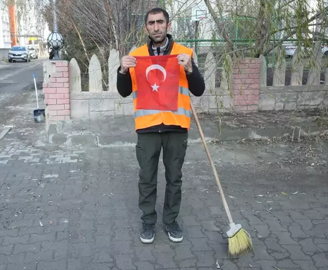 Kars'ta belediyenin temizlik görevlisinin Türk bayrağı hassasiyeti takdir topladı