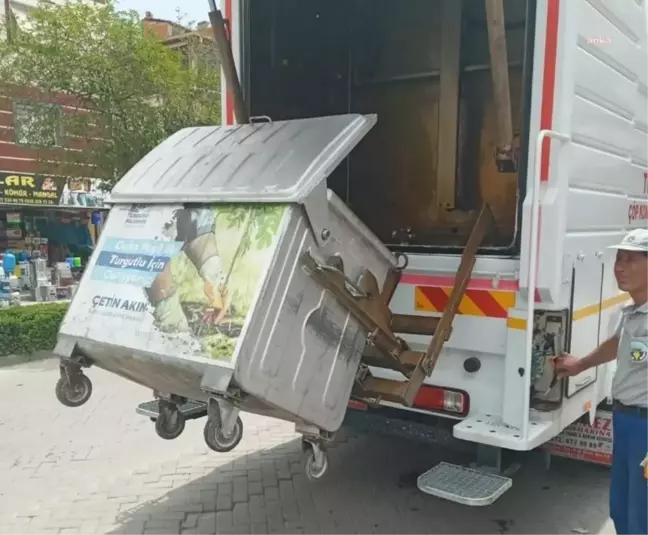 Turgutlu Belediyesi Kurban Bayramı'nda Çöp Konteynerlerini Kireçliyor