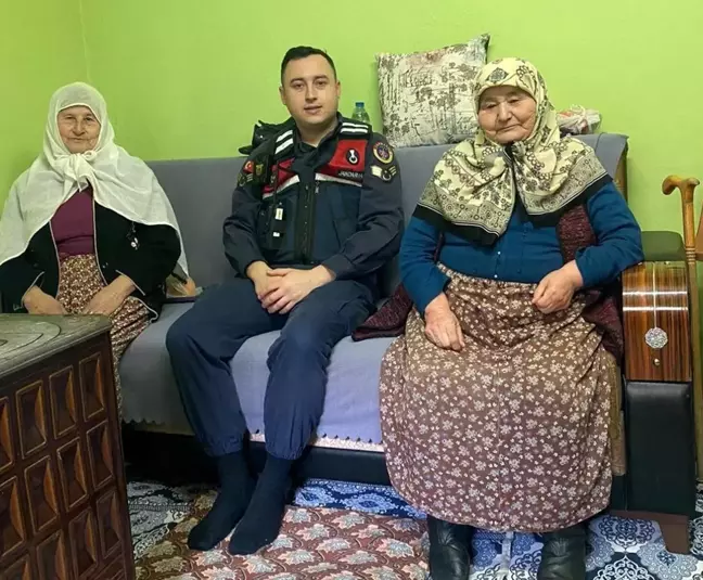 Aydın İl Jandarma Komutanlığı 80 yaş üstü vatandaşları ziyaret ediyor