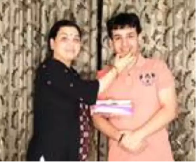 Hindistan'da 14 yaşındaki genç, üniversiteden mezun oldu