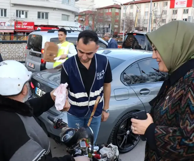 AK Parti Kütahya Gençlik Kolları Ramazan'da İftarlık Dağıtıyor