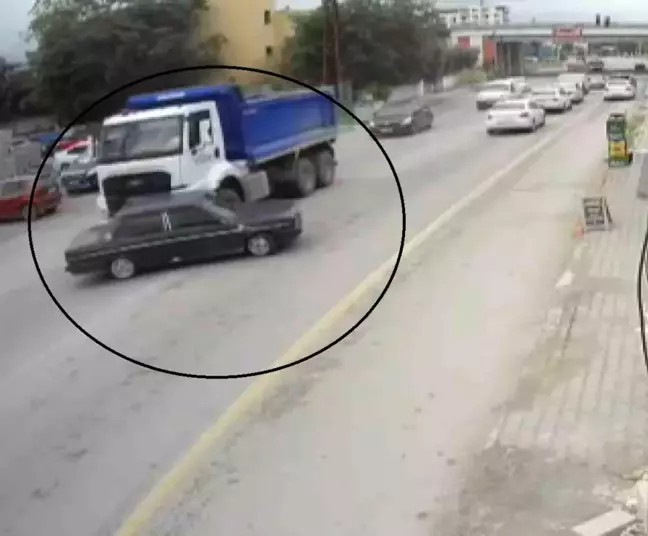 Hatay'da Hafriyat Kamyonu Tofaş Aracı Sürükledi