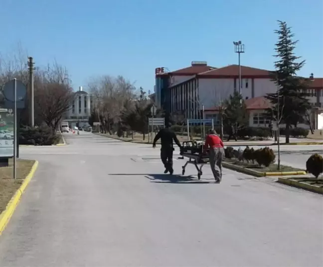 Engelli Çocuklarını Sedye ile Poliklinikler Arasında Anne ve Babası Taşıdı