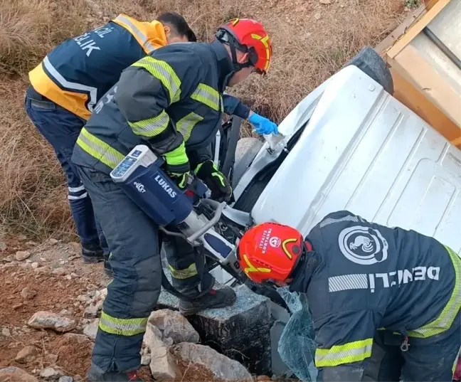 Denizli'de Kamyon Şarampole Devrildi: 1 Ölü, 1 Yaralı