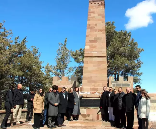 Azerbaycanlı Milletvekili Paşayeva, Nene Hatun'un Kabristanını Ziyaret Etti