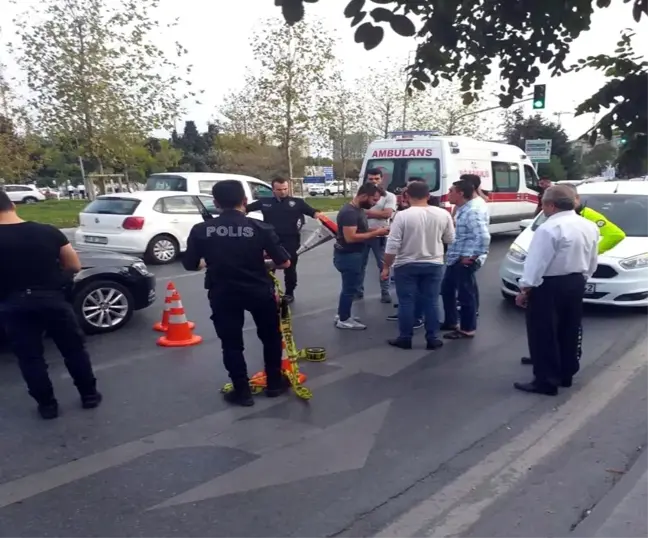 Motosikletli iki kişi otomobile kurşun yağdırdı: 1 yaralı