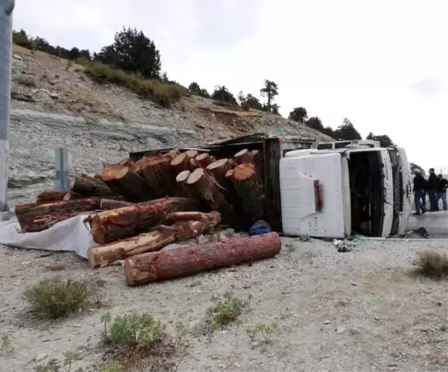 Kaş'ta kereste yüklü kamyon devrildi: 1 yaralı