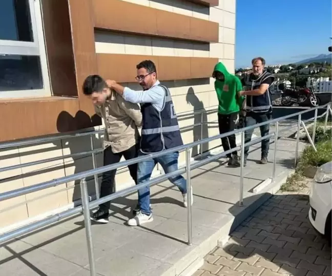 Urla'da İş Yerlerinden Cep Telefonu ve Yazar Kasa Çalan Hırsızlar Yakalandı