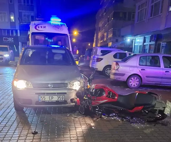 Bafra'da Motosiklet ile Otomobil çarpıştı: 2 Yaralı