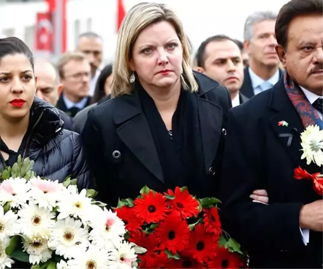 ABD'nin İstanbul Başkonsolosu Reina Önüne Çiçek Bıraktı