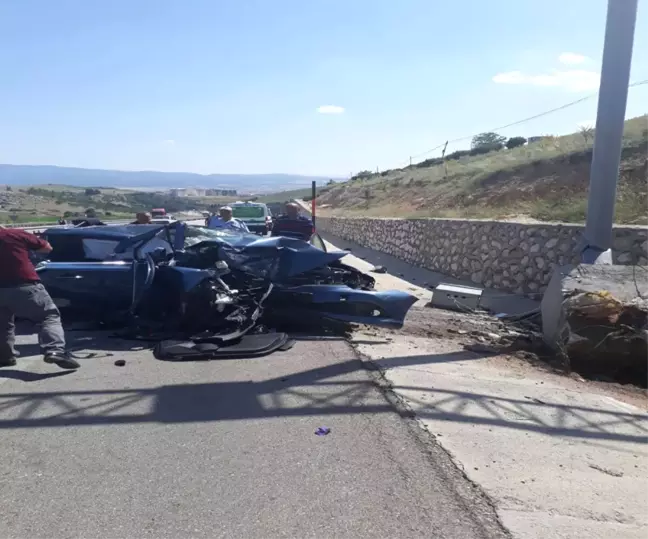 Otomobil Bariyerlere Çarptı: 1 Çocuk Öldü, 5 Yaralı