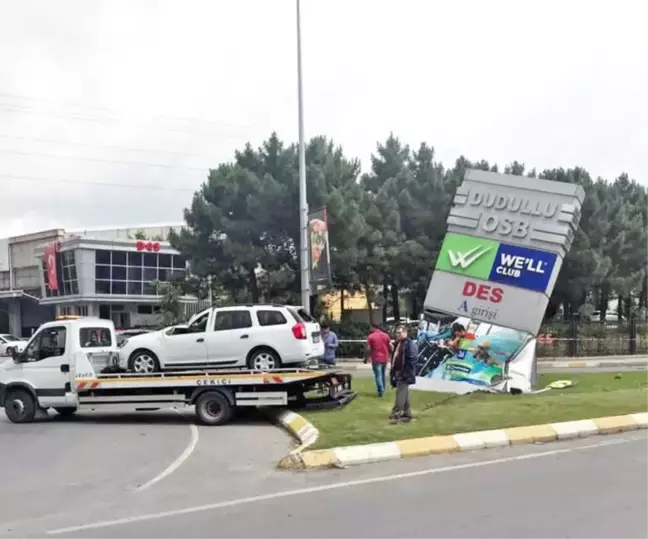 Dudullu'da Kontrolden Çıkan Otomobil Reklam Panosuna Çarptı: 1 Yaralı
