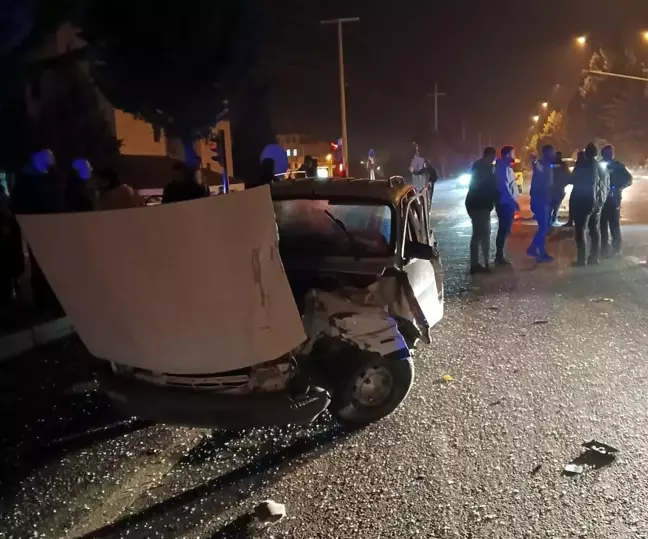 Kütahya'da Trafik Kazası: Otomobil ve Kamyon Çarpıştı