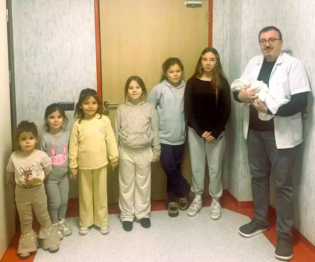 40 Yaşındaki Anne, 9. Bebeğini Dünyaya Getirdi