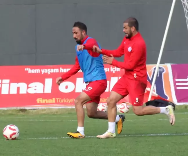 Elaziz Belediyespor'da 2 Futbolcu ile Yollar Ayrıldı