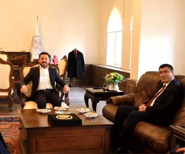 NEVÜ Rektörü Prof. Dr. Aytekin, Belediye Başkanı Rasim Arı'yı ziyaret etti