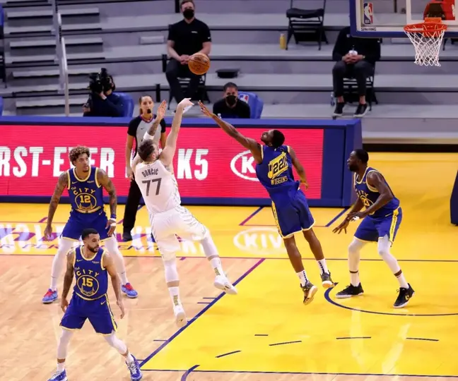 Dallas'tan Golden State Warriors'a 30 sayı fark