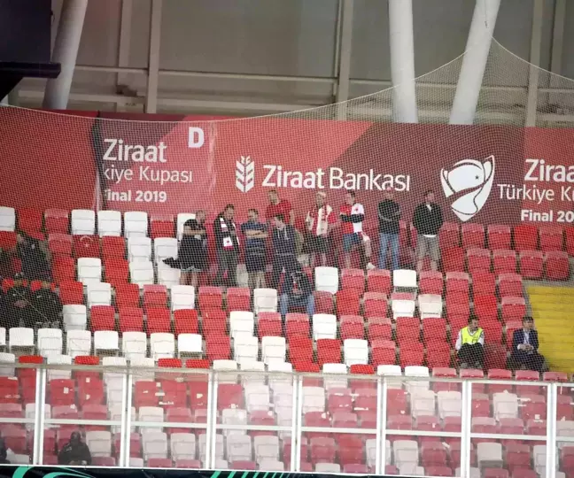 Slavia Prag taraftarı misafir tribününde yer aldı